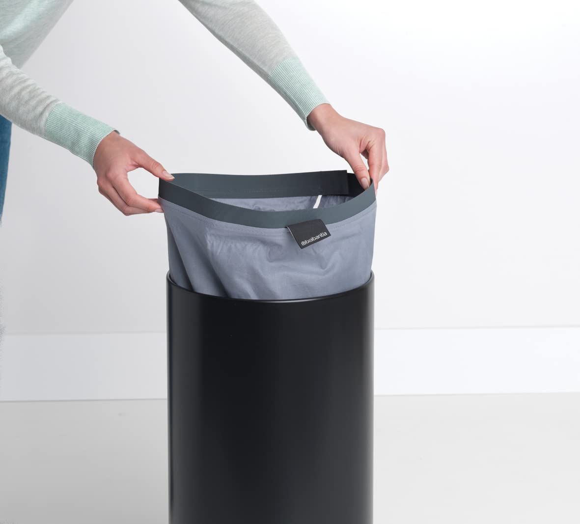 brabantia-cesto-portabiancheria-quick-drop-35-litri-matt-black-sacco-rimovibile- image 4