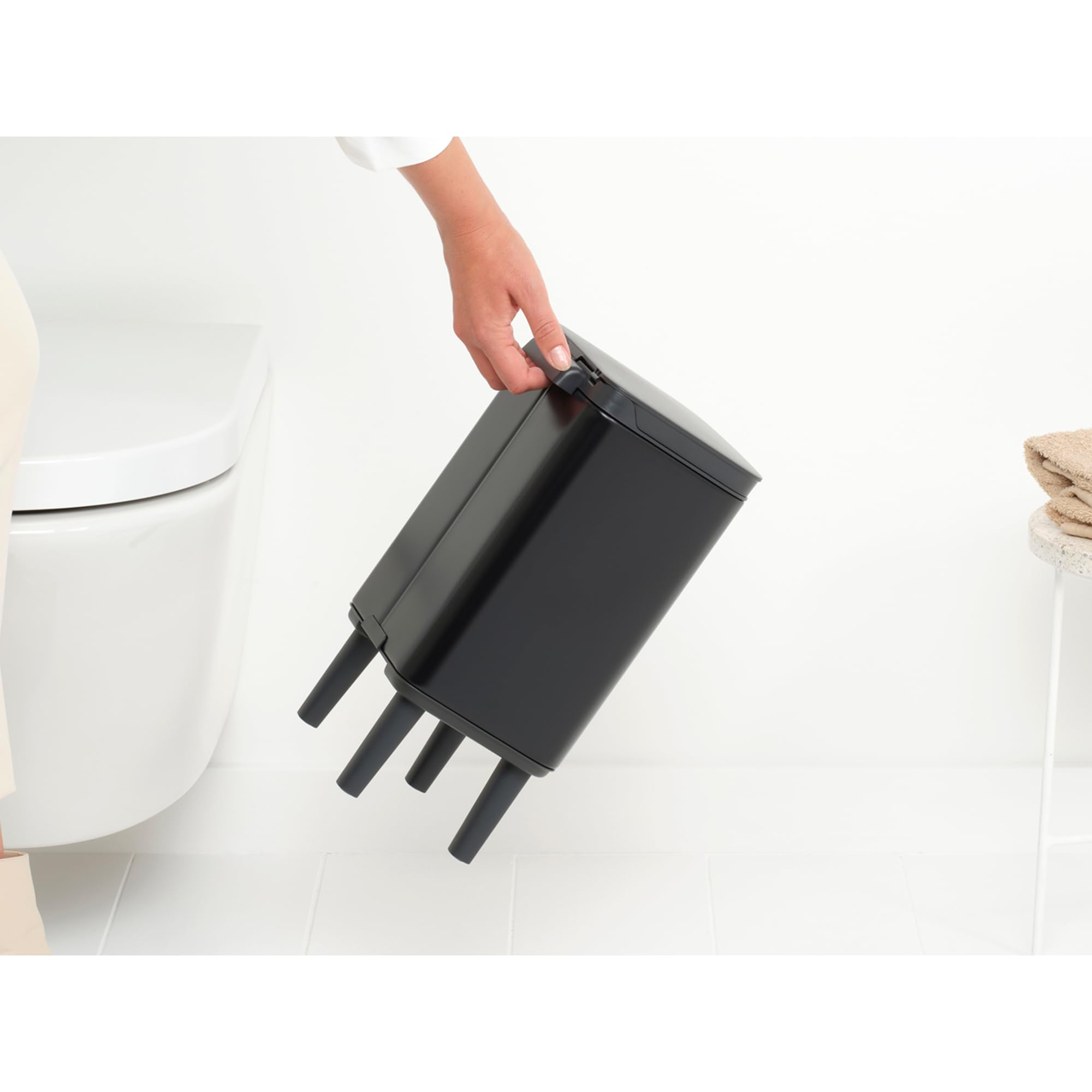 brabantia-bo-waste-bin-hi-4l-matt-black-cestino-compact-con-coperchio-a-chiusura image 6