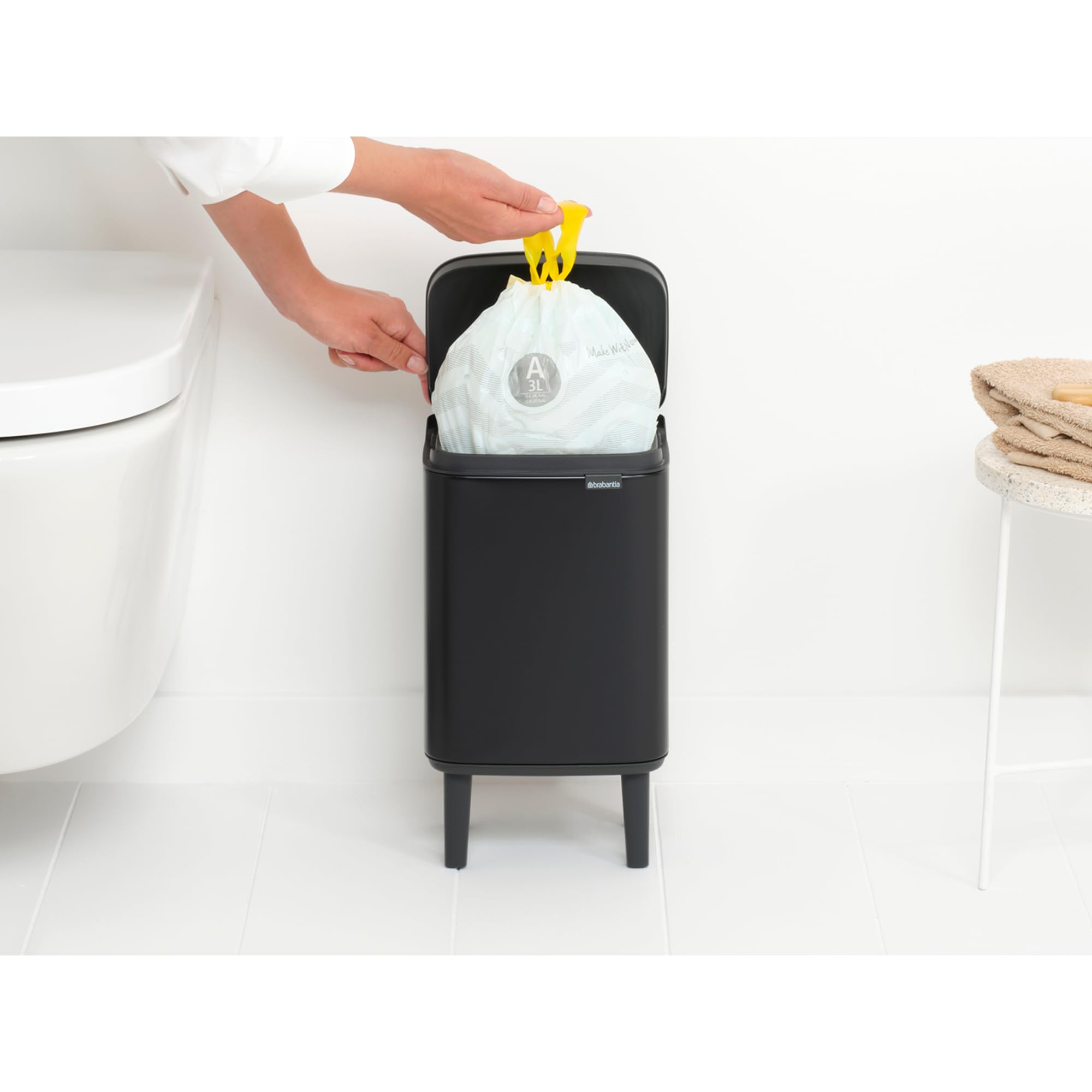 brabantia-bo-waste-bin-hi-4l-matt-black-cestino-compact-con-coperchio-a-chiusura image 5