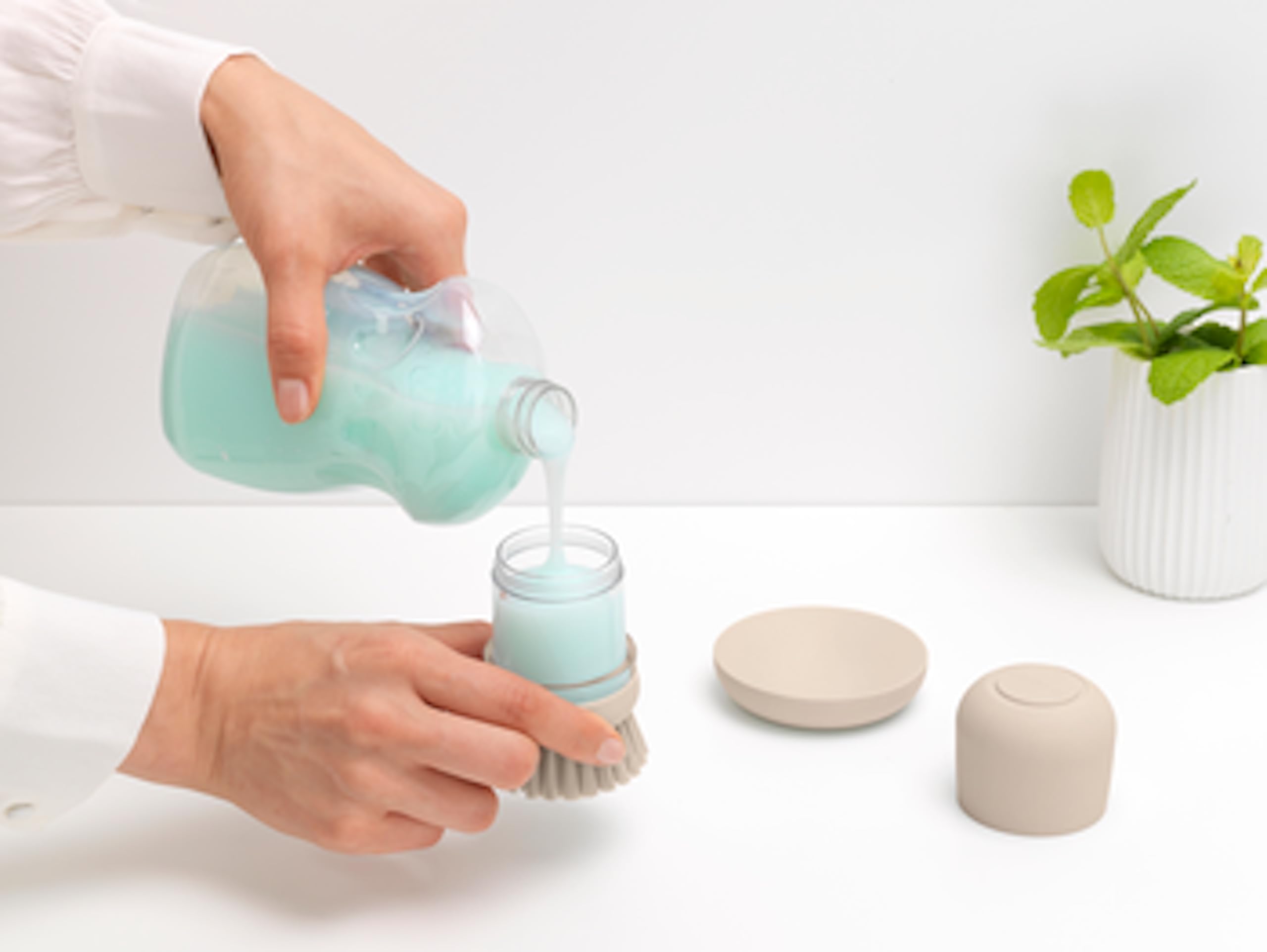 brabantia-sinkside-spazzolino-per-piatti-con-distributore-di-sapone-integrato-so image 5