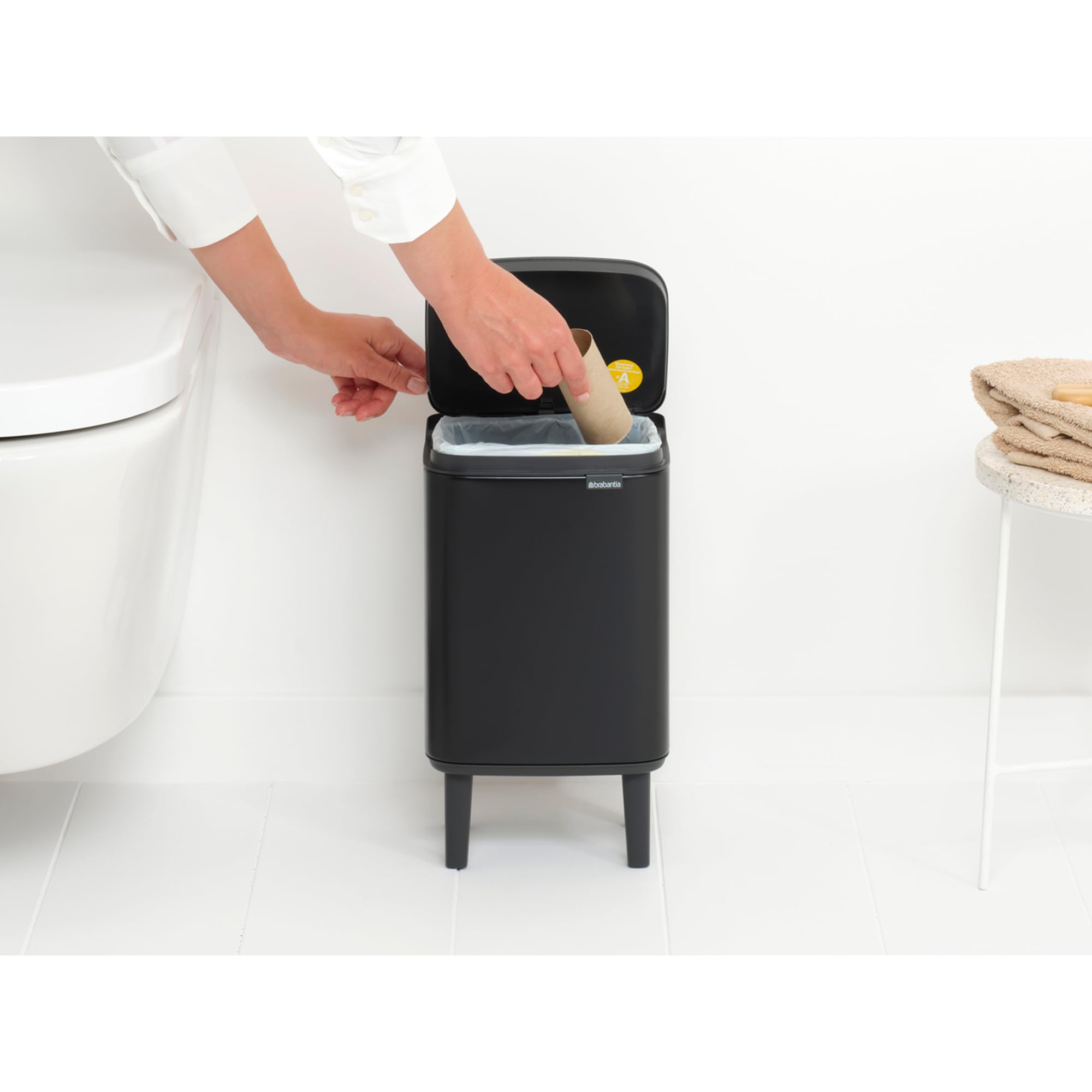 brabantia-bo-waste-bin-hi-4l-matt-black-cestino-compact-con-coperchio-a-chiusura image 7