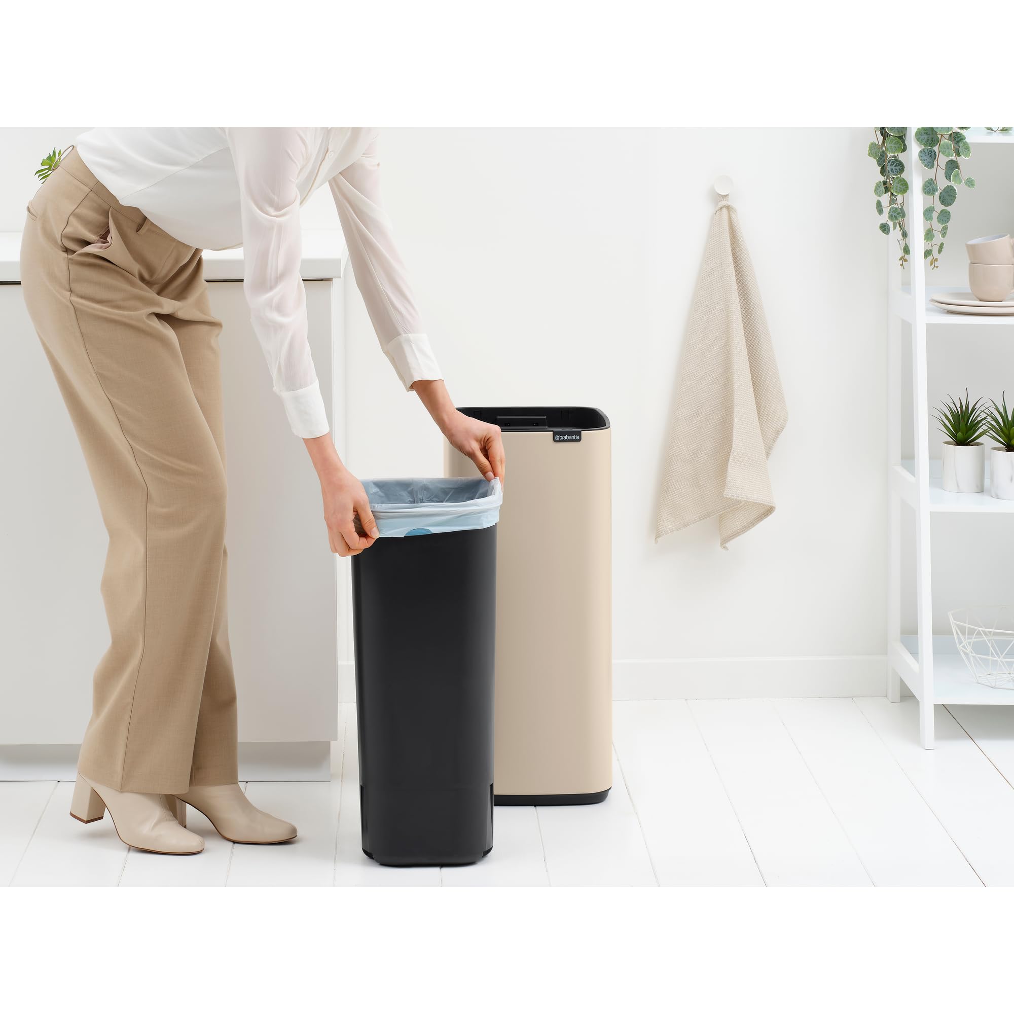brabantia-bo-touch-bin-30l-soft-beige-pattumiera-a-pedale-salvaspazio-con-secchi image 7
