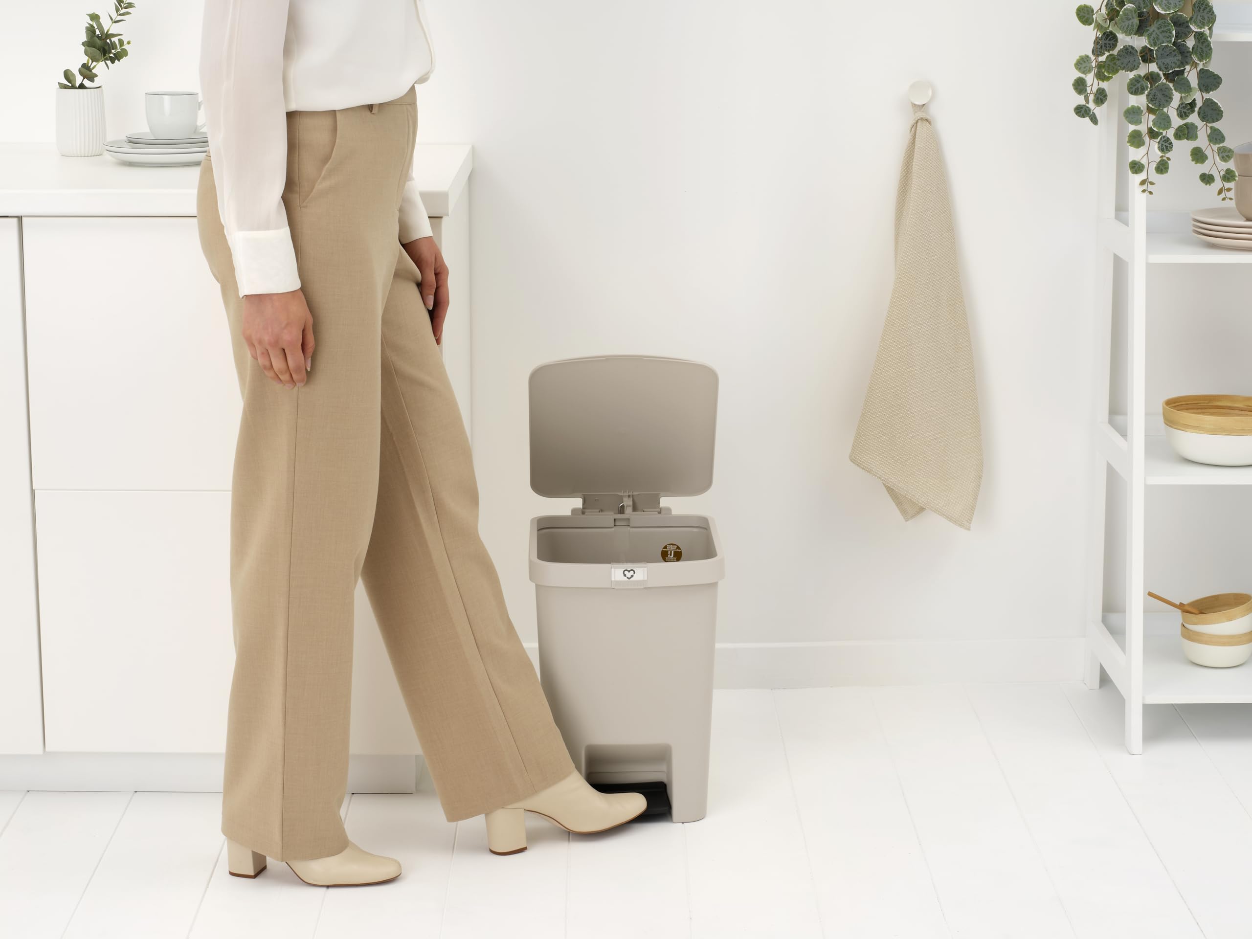 brabantia-stepup-pattumiera-a-pedale-25l-soft-beige-con-chiusura-soft-close-port image 4