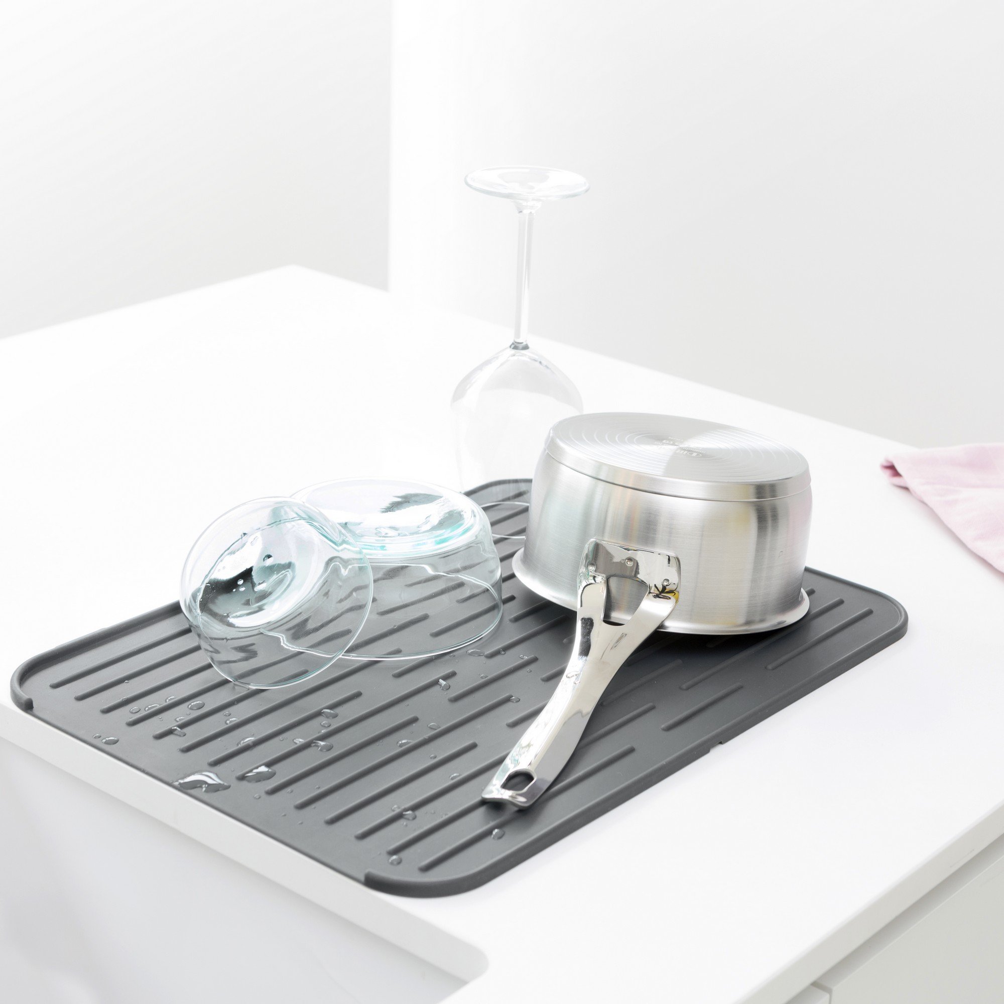 brabantia-sink-side-tappetino-scolapiatti-in-silicone-dark-grey-43-8-x-32-5-x-0- image 4