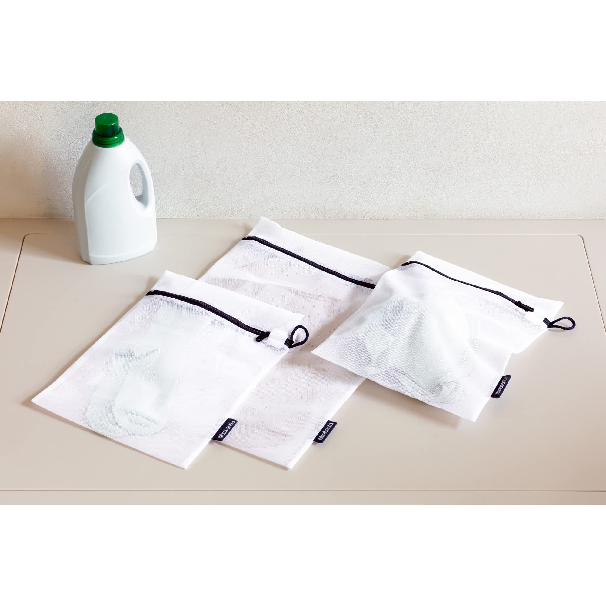 brabantia-sacche-per-capi-delicati-set-di-3-2-misure-33x25-cm-e-45x33-cm-sacchet image 4