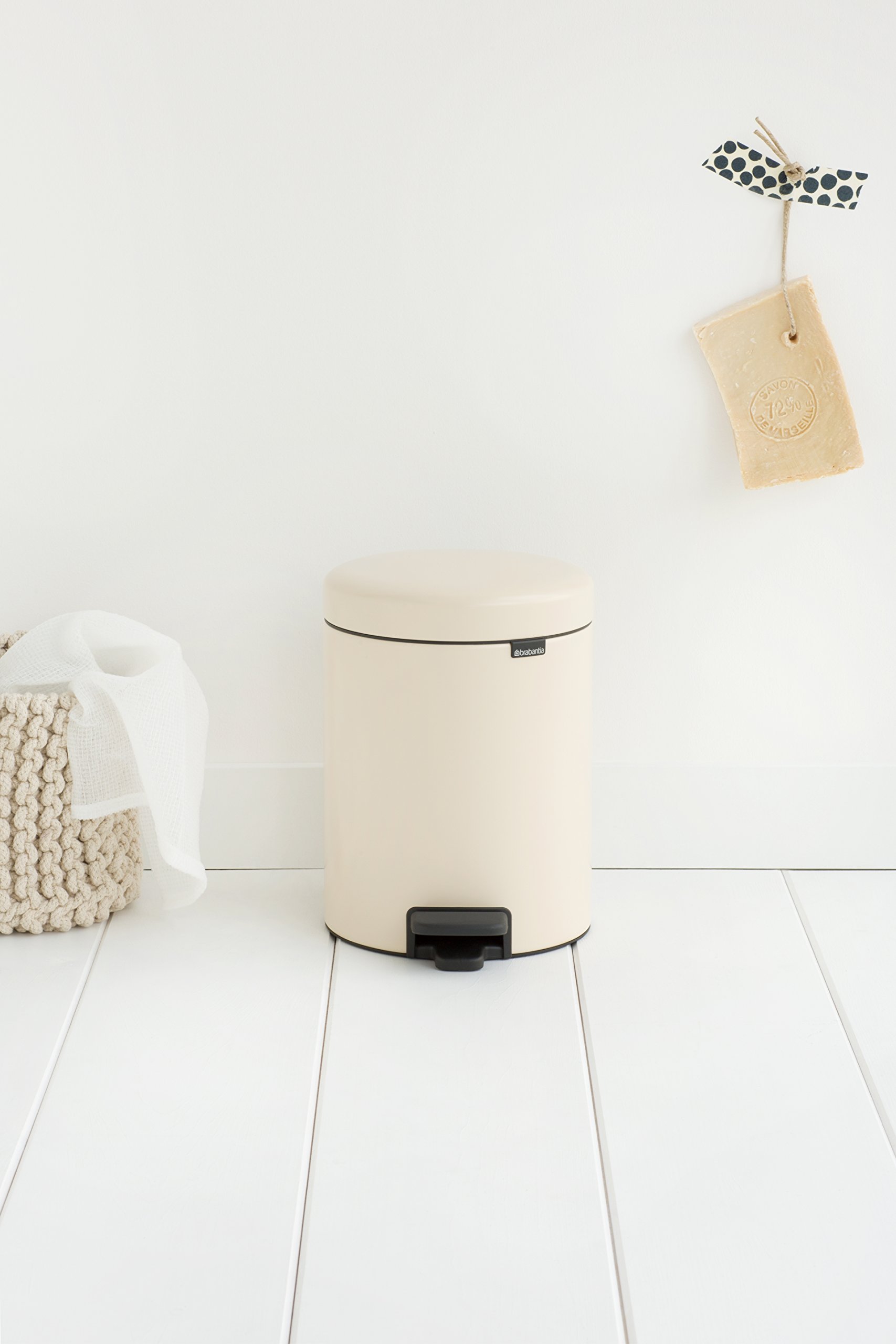 brabantia-newicon-pattumiera-a-pedale-5-l-almond-secchio-interno-in-plastica-rim image 4