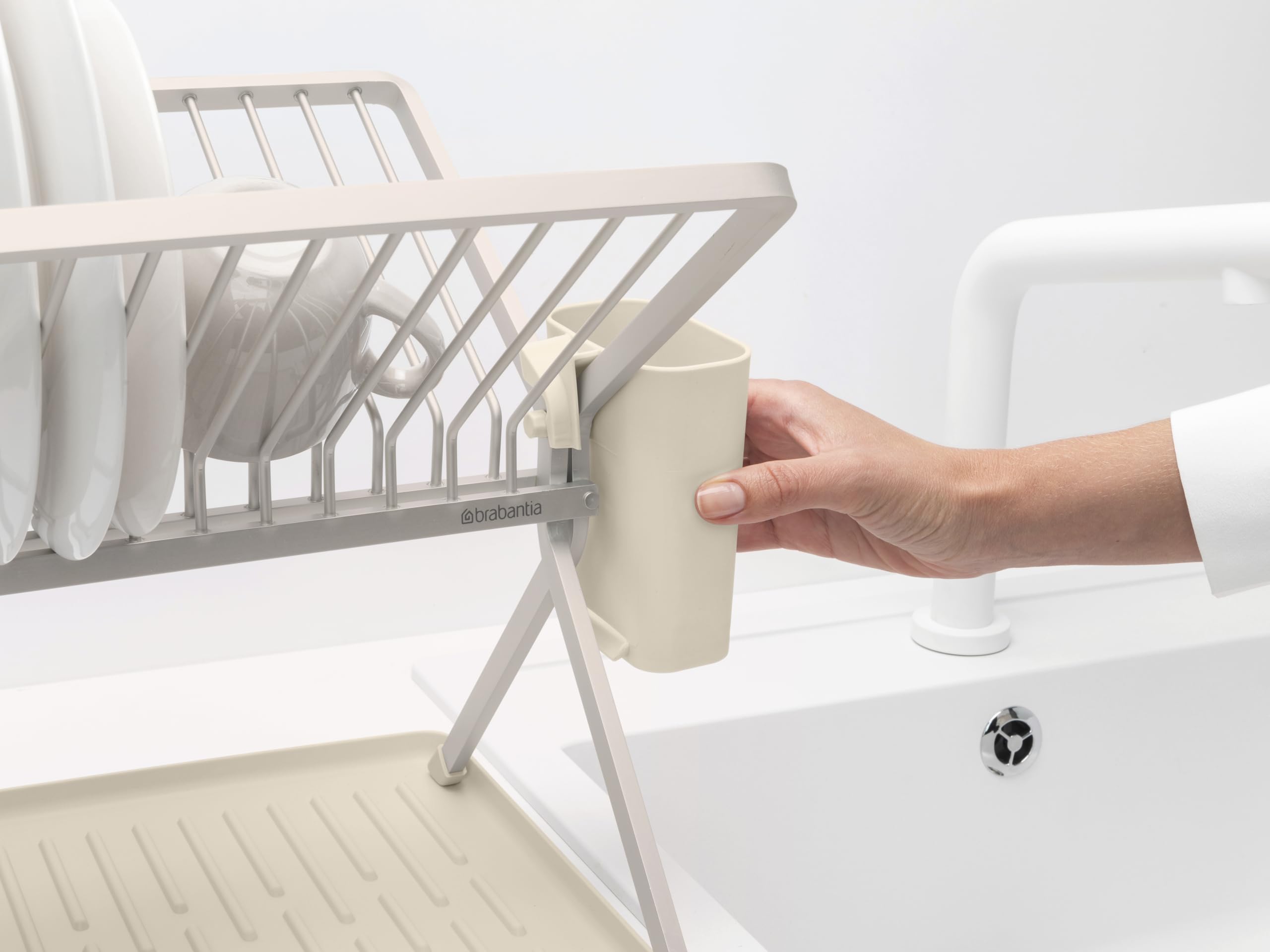 brabantia-sinkside-scolapiatti-da-lavello-pieghevole-soft-beige-con-cestello-por image 4
