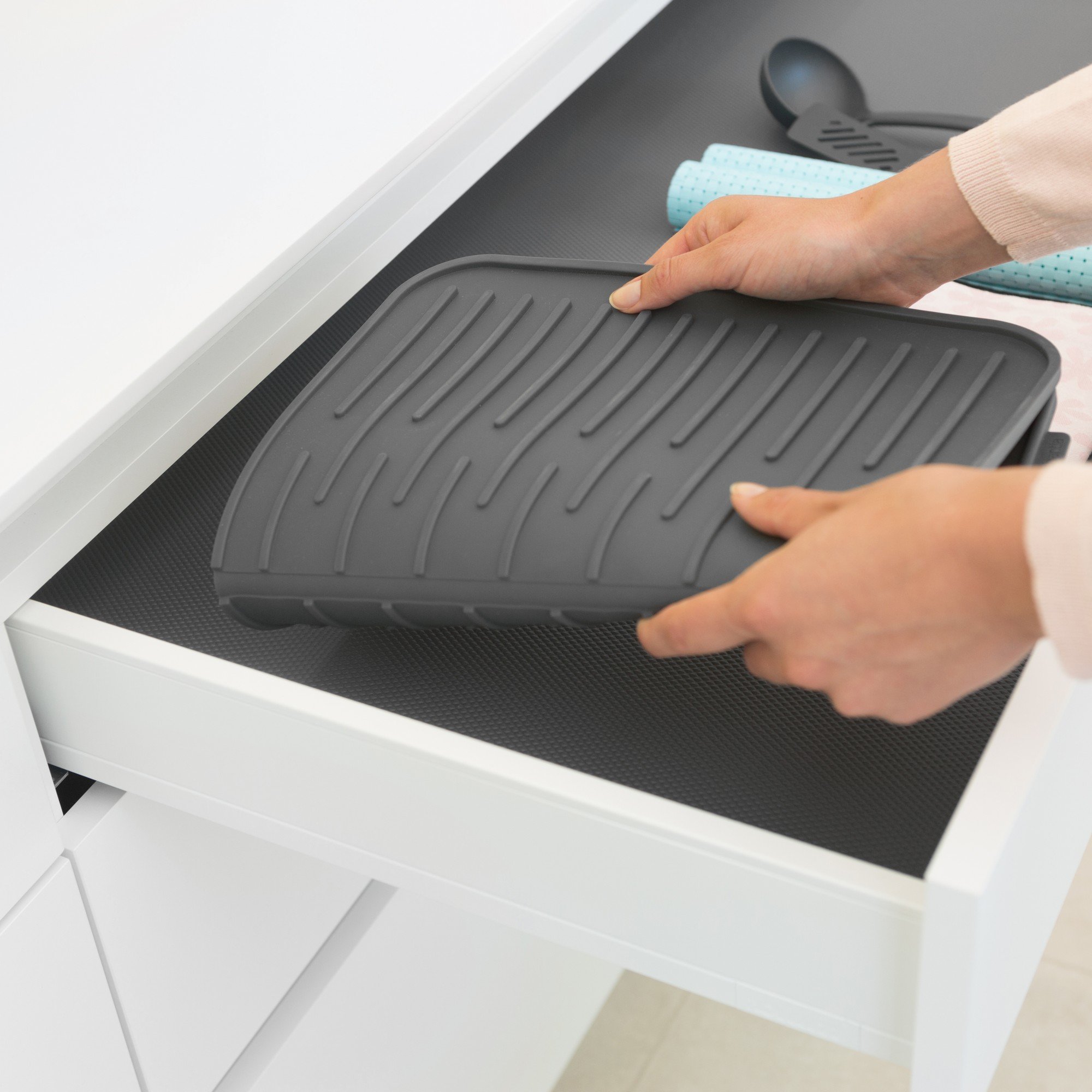 brabantia-sink-side-tappetino-scolapiatti-in-silicone-dark-grey-43-8-x-32-5-x-0- image 3