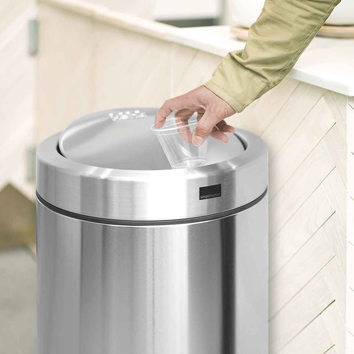 simplehuman-55l-pattumiera-swing-top-in-acciaio-inox-con-coperchio-a-bilico image 2