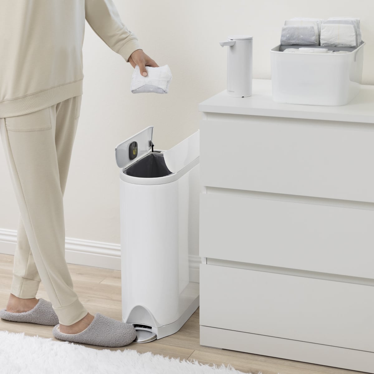 simplehuman-diaper-can-cestino-pannolini-compatto-con-coperchio-farfalla-pod-odo image 4