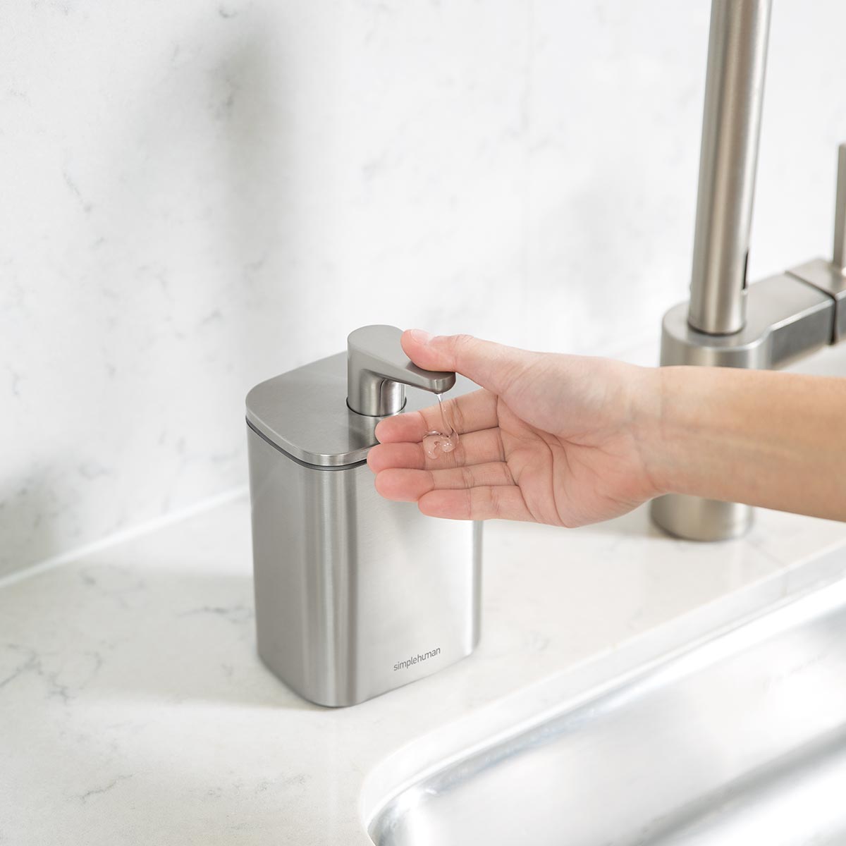 simplehuman-pulse-pump-dispenser-da-16-oz-473-ml-in-acciaio-inox-spazzolato image 5