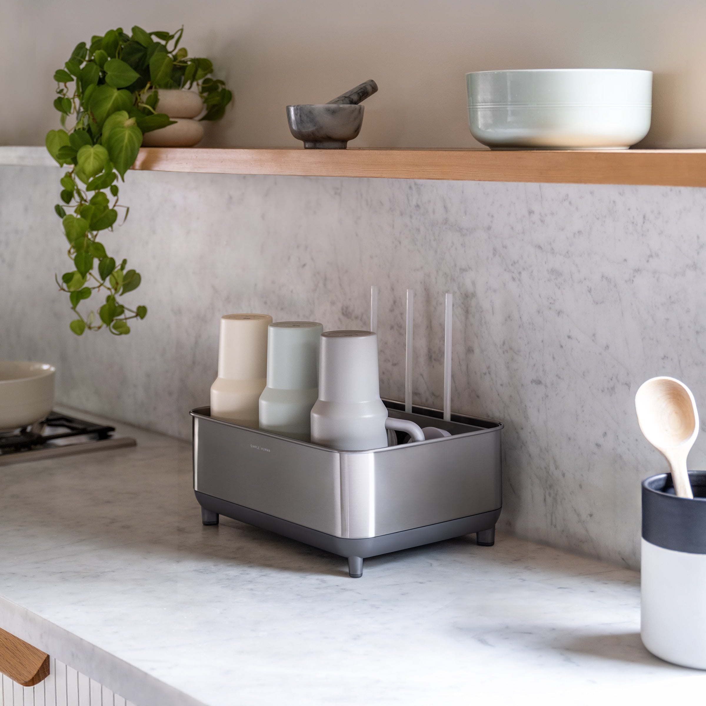 simplehuman-bottle-dock-portabottiglie-in-acciaio-con-base-in-terra-di-diatomee- image 2