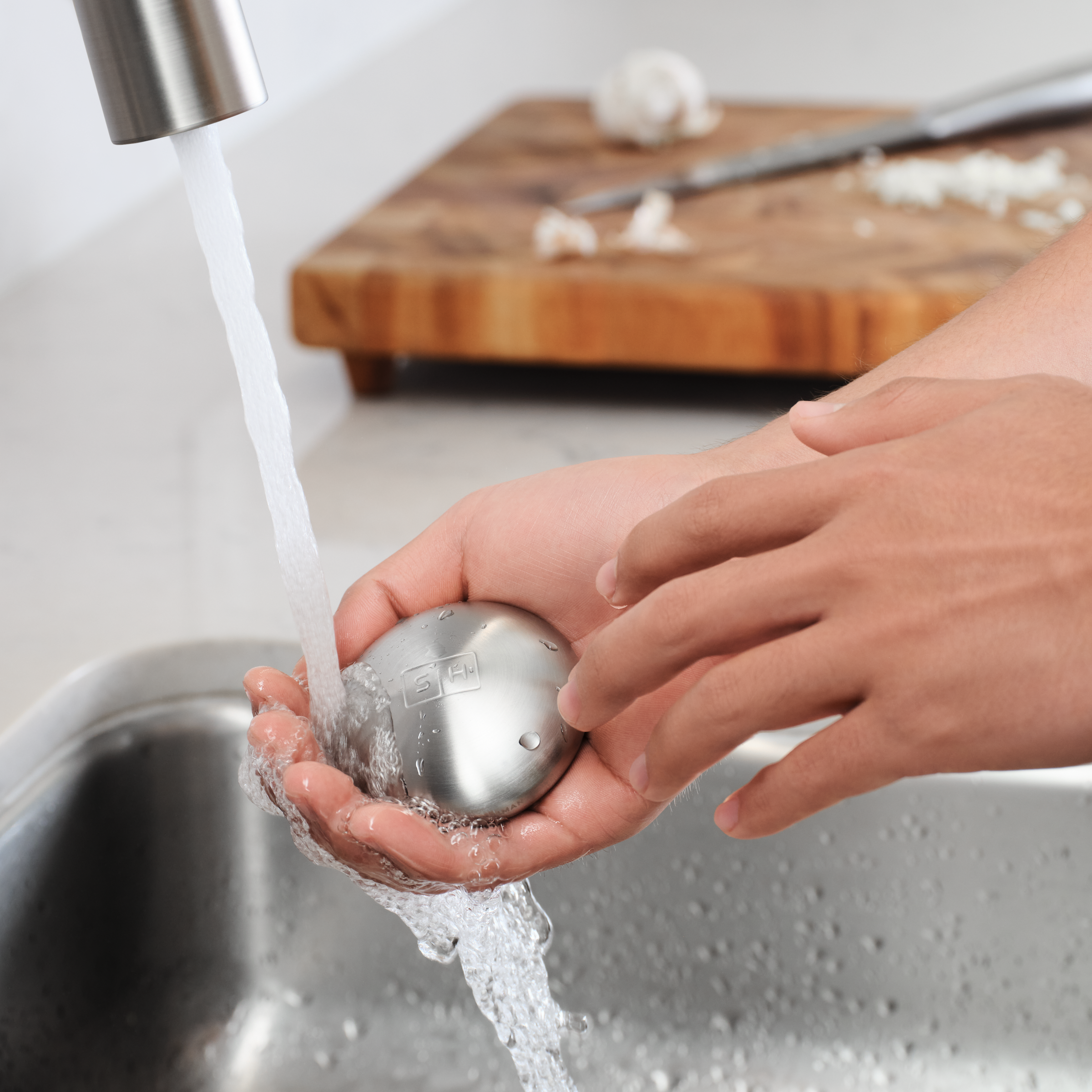 simplehuman-steel-soap-bar-saponetta-in-acciaio-inox-neutralizza-odori-da-aglio- image 3
