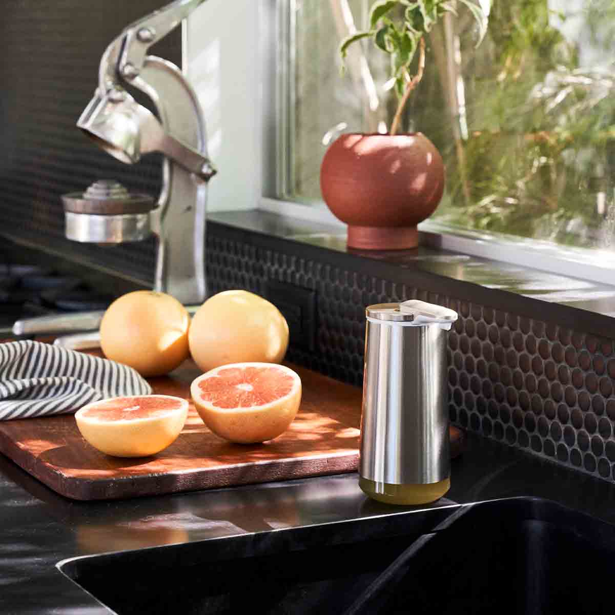 simplehuman-foam-sensor-pump-dispenser-sapone-schiuma-touch-free-in-ottone-lucid image 5