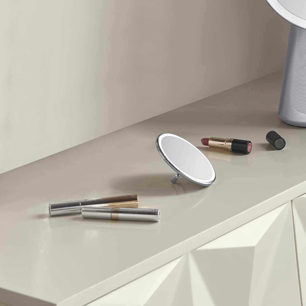 simplehuman-sensor-mirror-compact-3x-specchio-cosmetico-tascabile-ricaricabile image 6